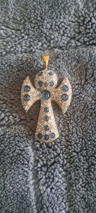 Colgante Cruz con Cristales Azules y Dorados
