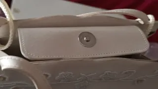 Cartera de vestir beige y blanca