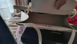 Cartera de vestir beige y blanca