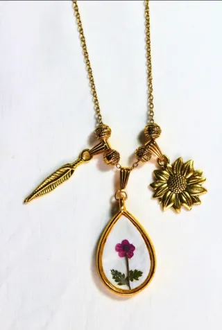 Collana con fiore pressato e ciondoli