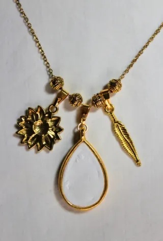 Collana con fiore pressato e ciondoli