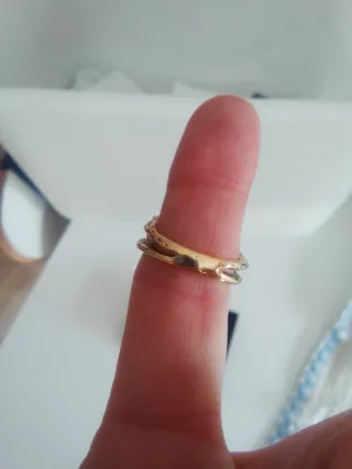 Anillo dorado con piedras