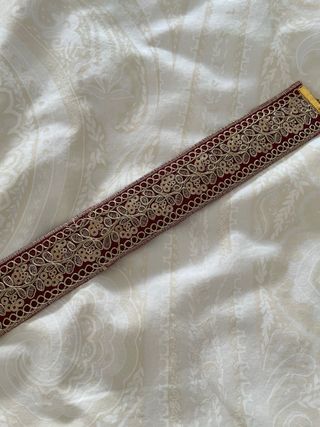 Gargantilla dorada con bordado