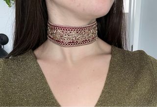 Gargantilla dorada con bordado