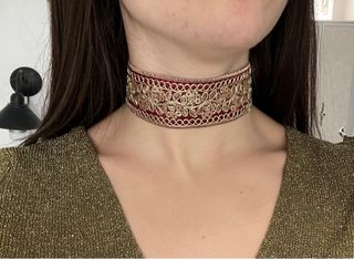 Gargantilla dorada con bordado