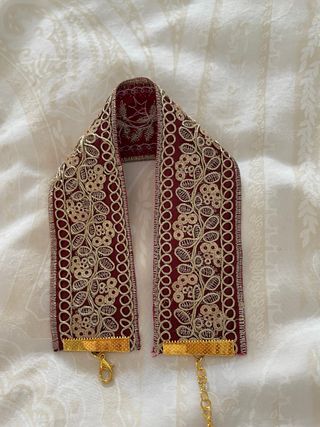 Gargantilla dorada con bordado