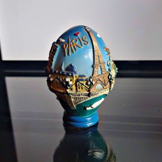 huevo de colección traído desde Paris
