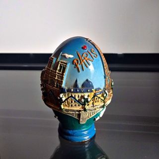 huevo de colección traído desde Paris