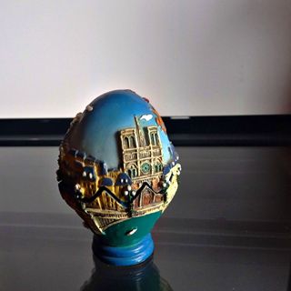 huevo de colección traído desde Paris