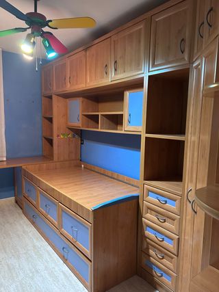 Dormitorio infantil completo: cama y escritorio