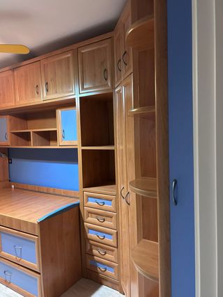 Dormitorio infantil completo: cama y escritorio