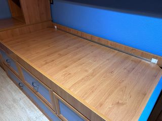 Dormitorio infantil completo: cama y escritorio