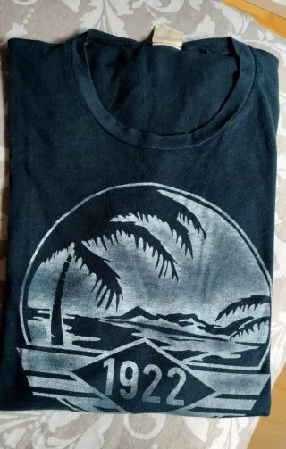 Camiseta azul marino con estampado de palmeras