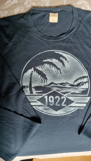 Camiseta azul marino con estampado de palmeras