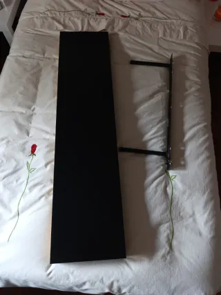 Estantería negra de madera y metal