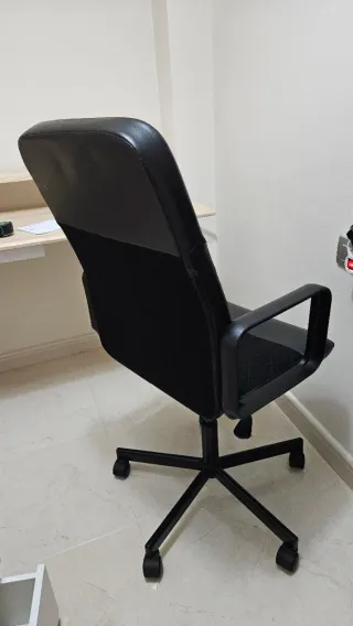 Silla de oficina negra