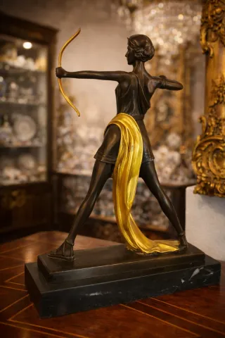 Figura de bronce - Diana Cazadora