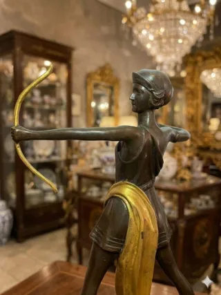 Figura de bronce - Diana Cazadora