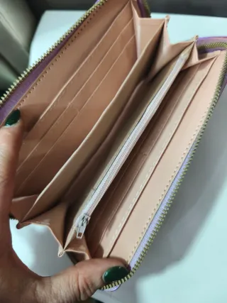 Billetera rosa brillante con correa