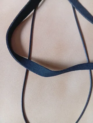 Collar terciopelo negro con triángulo