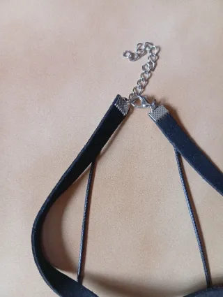 Collar terciopelo negro con triángulo