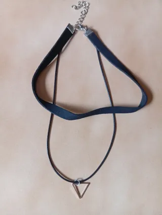 Collar terciopelo negro con triángulo