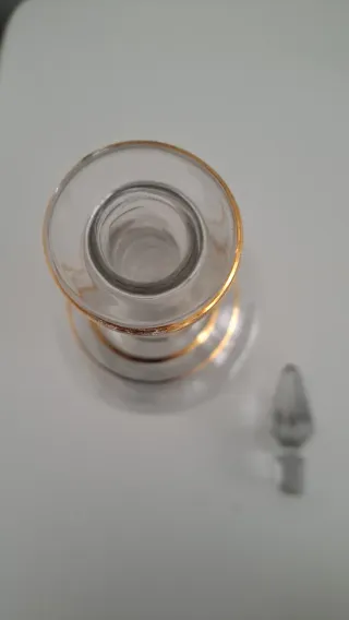 Licorera antigua de cristal con detalles dorados