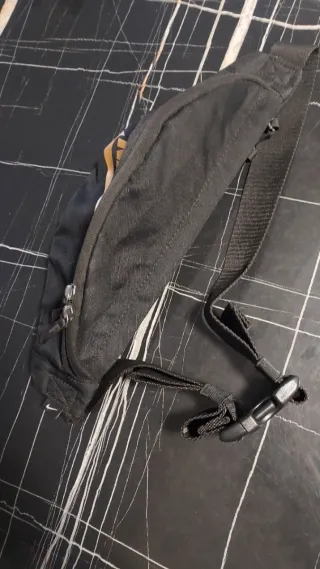 Riñonera Nike Negra y Dorada