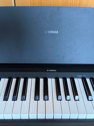 Teclado Yamaha P-145 con soporte