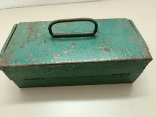 Caja de herramientas antigua y varias