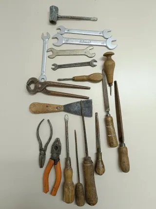 Caja de herramientas antigua y varias