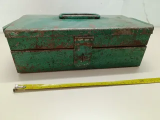 Caja de herramientas antigua y varias