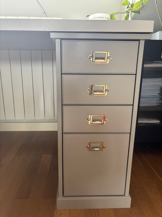 Escritorio gris y blanco. URGE POR MUDANZA