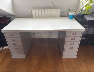 Escritorio gris y blanco. URGE POR MUDANZA