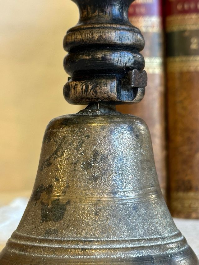 Campana antigua de iglesia
