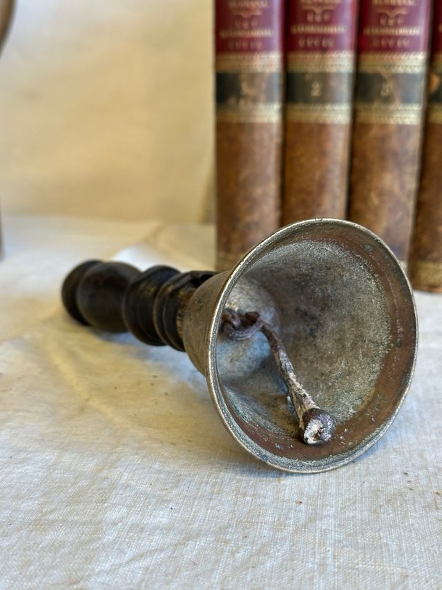 Campana antigua de iglesia