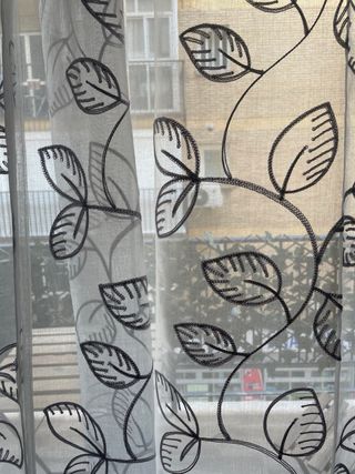 Cortinas transparentes con estampado de hojas