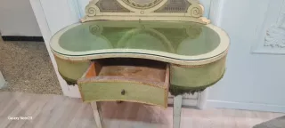 Tocador vintage color crema y tapizado verde