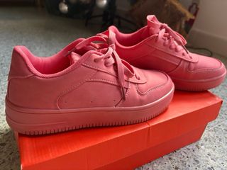 Zapatillas deportivas negras y blancas