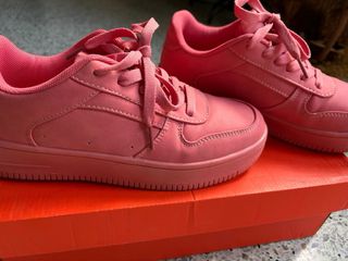 Zapatillas deportivas negras y blancas