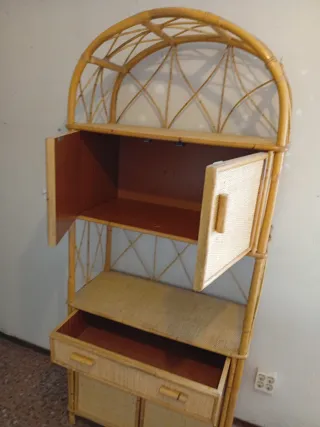 Mueble de mimbre y bambú