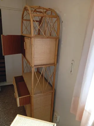 Mueble de mimbre y bambú