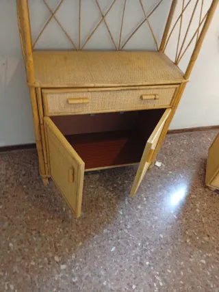 Mueble de mimbre y bambú