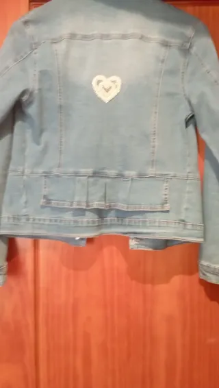 Chaqueta vaquera con corazones