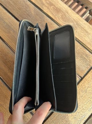 Cartera Uterqüe negra efecto piel cocodrilo