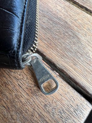 Cartera Uterqüe negra efecto piel cocodrilo