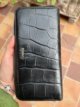 Cartera Uterqüe negra efecto piel cocodrilo