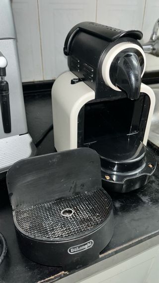 Cafetera DeLonghi Blanca y Negra