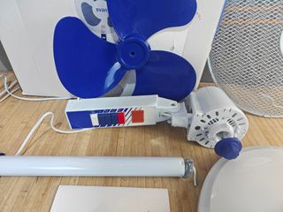 Svan Ventilador de Pie Blanco y Azul 16", 40W, SVP