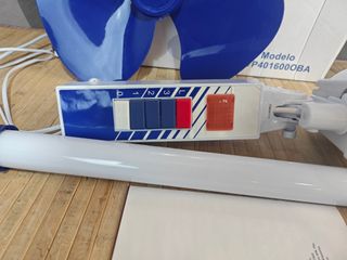 Svan Ventilador de Pie Blanco y Azul 16", 40W, SVP